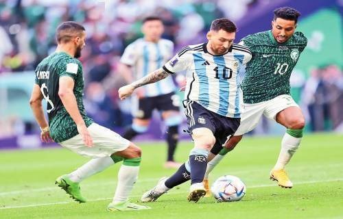 半场战报：罗马1-0乌迪内斯，洛伦佐-佩莱格里尼点射破门